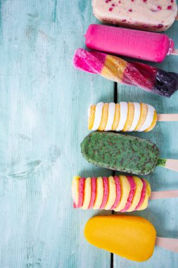 turkuaz ahşap yüzeyde dondurma