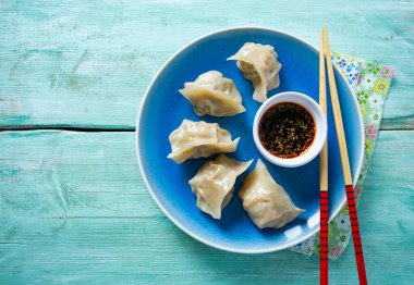 Soya soslu taze Japon gyoza köftesi.