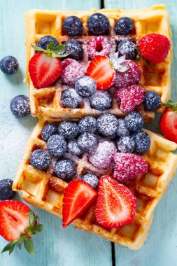 turkuaz yüzeyde çilek ile belçika waffle