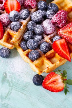 turkuaz yüzeyde çilek ile belçika waffle
