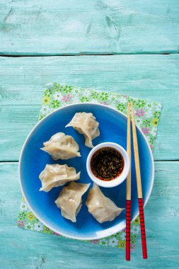 Soya soslu taze Japon gyoza köftesi.
