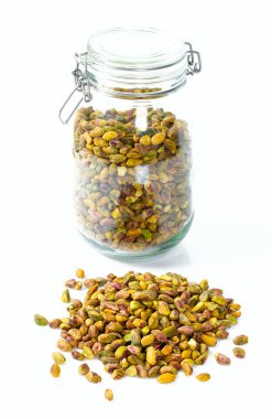 beyaz izole cam bir kavanozda ham antep fıstığı