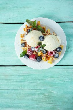 Dondurma ve böğürtlenli Belçika waffleları