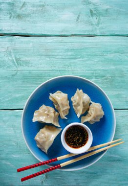 Soya soslu taze Japon gyoza köftesi.