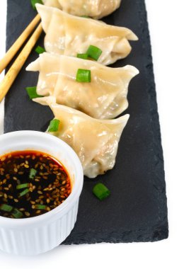 Soya soslu taze Japon gyoza köftesi.