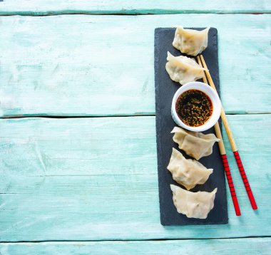 Soya soslu taze Japon gyoza köftesi.