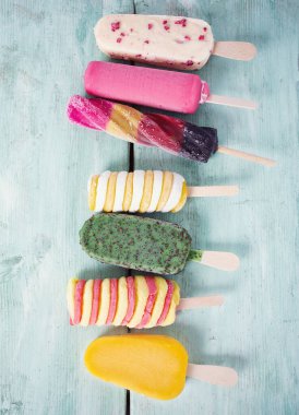 turkuaz ahşap yüzeyde dondurma