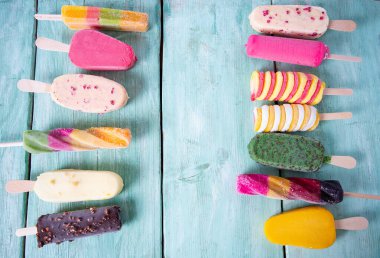 turkuaz ahşap yüzeyde dondurma