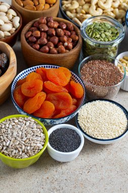 Granit yüzeyde taze fındık ve kurutulmuş meyveler.