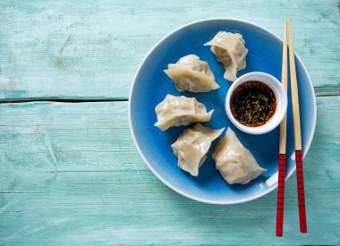 Soya soslu taze Japon gyoza köftesi.