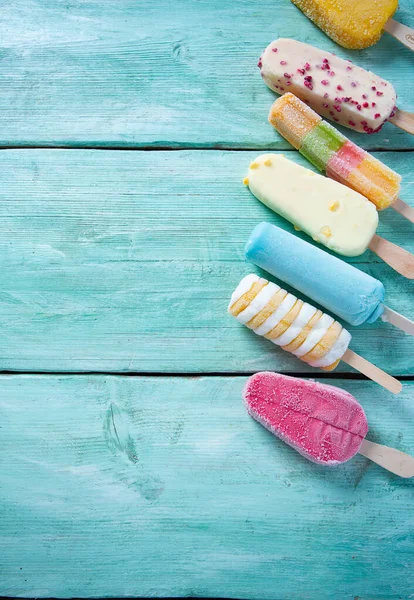 ターコイズ色の表面のアイスクリームの品種 — ストック写真