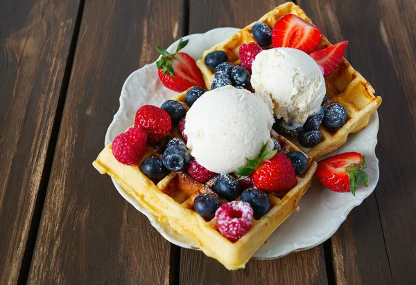 用冰淇淋和浆果做的比利时华夫饼 — 图库照片