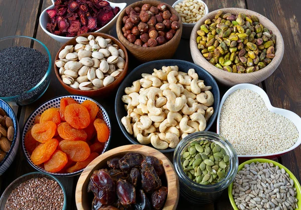 fındık, tohum ve kuru meyveler ahşap yüzeyde