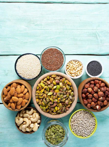 fındık, tohum ve kuru meyveler ahşap yüzeyde