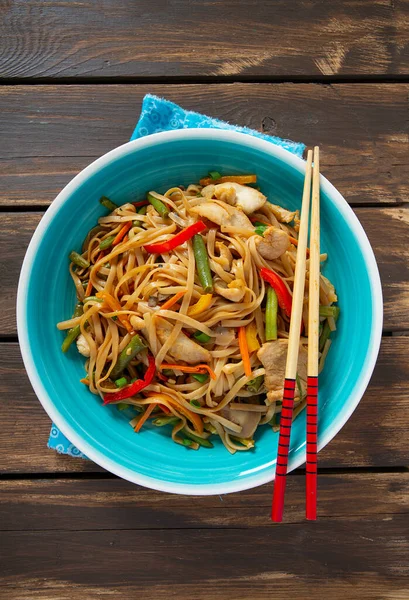 野菜やキノコの入ったアジア麺 — ストック写真