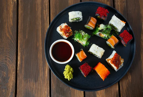 Suşi ahşap bir yüzeyde yuvarlanır.