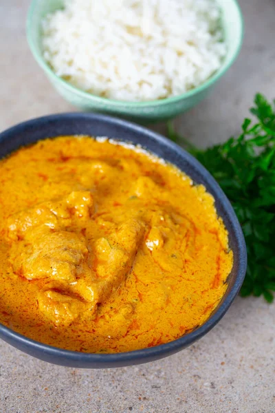 Kip curry en rijst op granieten ondergrond — Stockfoto