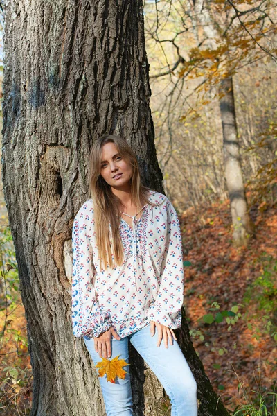 Chica Con Árbol Parque — Foto de Stock