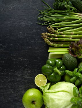 Siyah tahtada yeşil sebzeler ve bitkiler