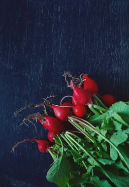 Koyu ahşap yüzeyde taze turp.