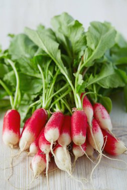 Hafif ahşap yüzeyde taze turp.