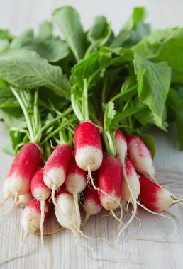 Hafif ahşap yüzeyde taze turp.