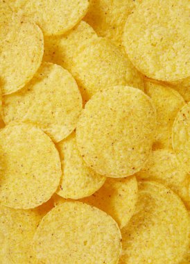 Beyaz arkaplanda izole edilmiş mısır cipsleri