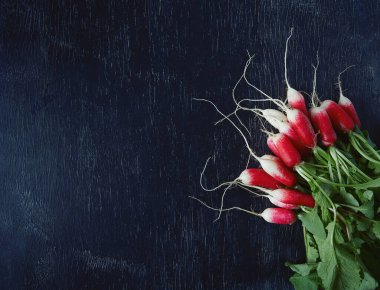 Koyu ahşap yüzeyde taze turp.