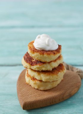 süzme peynir krepleri (şurup) ahşap arkaplan