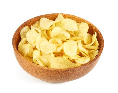 Tahta bir kasedeki patates cipsi beyaza izole edilmiş.