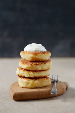 taş zemin üzerinde süzme peynir krepleri (şurup)