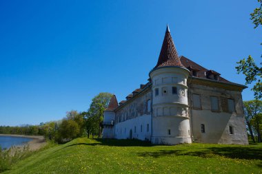 Siesikai Şatosu güzel bir bahar gününde