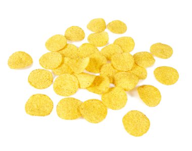 Beyaz arkaplanda izole edilmiş mısır cipsleri