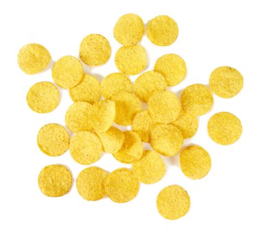 Beyaz arkaplanda izole edilmiş mısır cipsleri