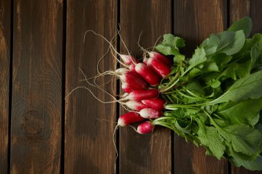 Koyu ahşap yüzeyde taze turp.