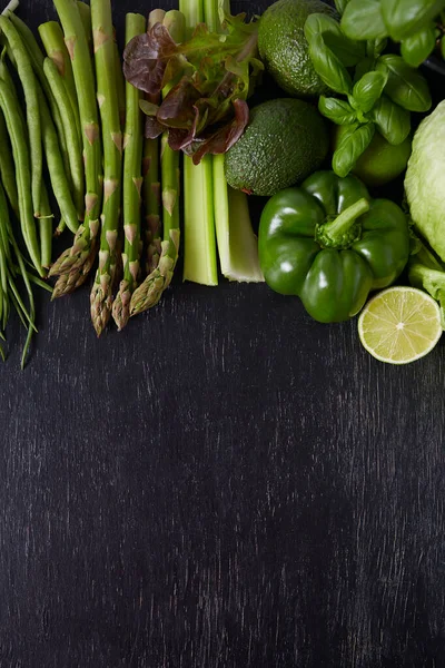 Πράσινα Λαχανικά Και Βότανα Μαύρο Μαυροπίνακα — Φωτογραφία Αρχείου