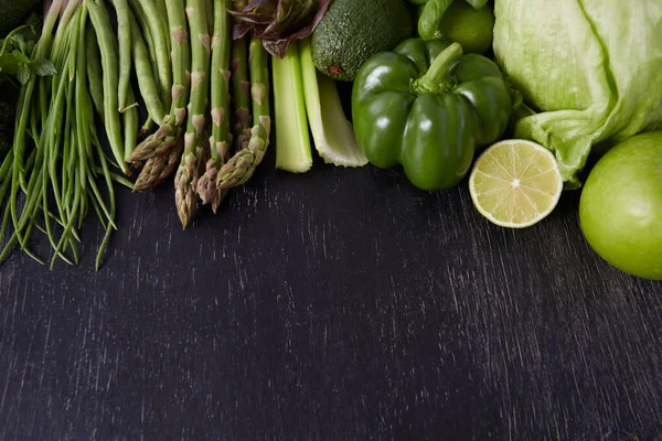 Grünes Gemüse Und Kräuter Auf Schwarzer Tafel — Stockfoto