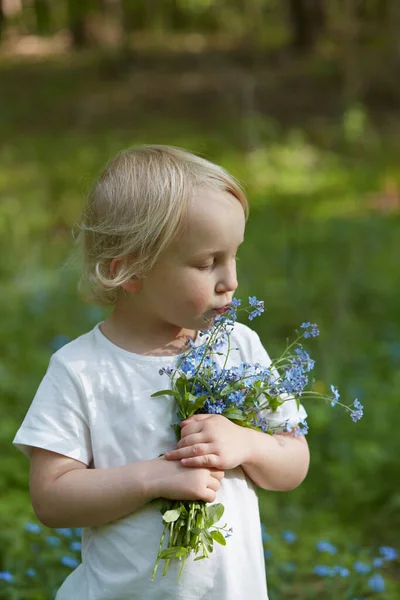 Niedliches Mädchen Wald Pflückt Vergissmeinnicht Blumen — Stockfoto