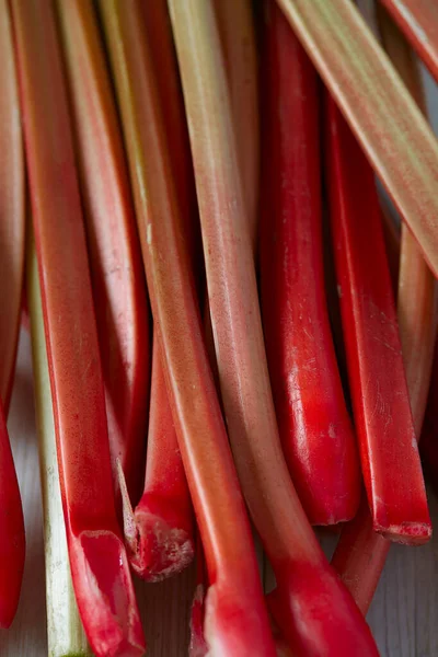 Frische Rhabarberstengel Auf Dunkler Holzoberfläche — Stockfoto