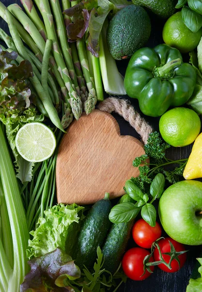 Friska Frukter Och Grönsaker Och Träskiva — Stockfoto