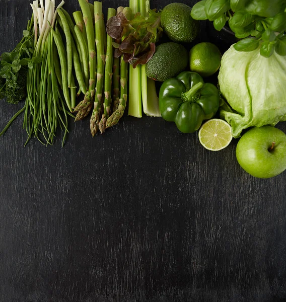 緑の野菜とハーブを黒の黒板に — ストック写真