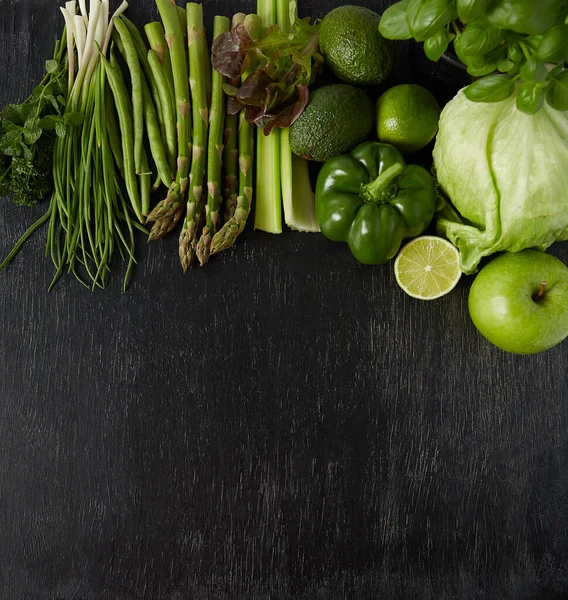 Gröna Grönsaker Och Örter Svarta Tavlan — Stockfoto