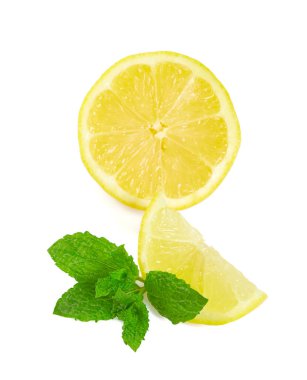 beyaz arkaplanda izole edilmiş taze nane