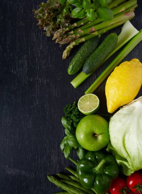 Tahta arka planda taze sebzeler