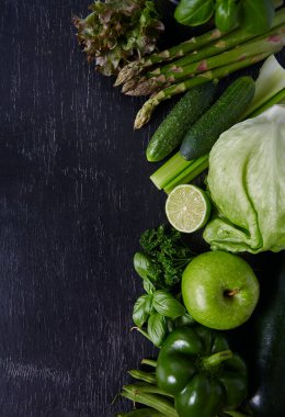 Siyah tahtada yeşil sebzeler ve bitkiler