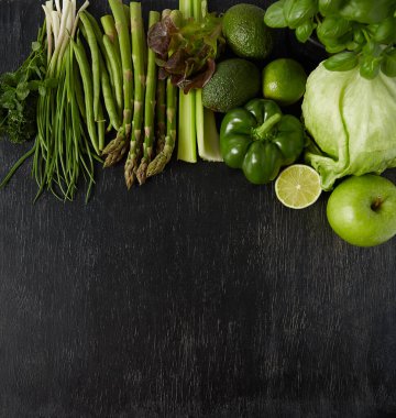 Siyah tahtada yeşil sebzeler ve bitkiler
