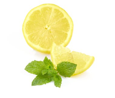 beyaz arkaplanda izole edilmiş taze nane