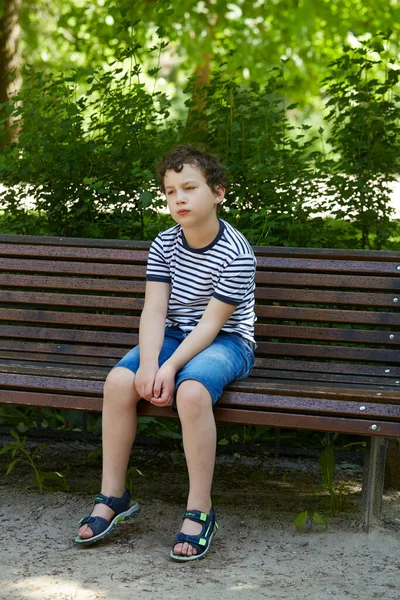 Lonely Boy Sitting Park March — Stock Photo, Image