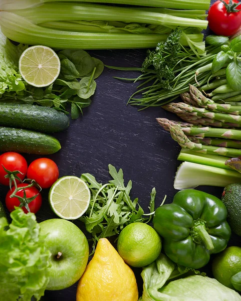 健康的な果物や野菜を黒板に書き — ストック写真
