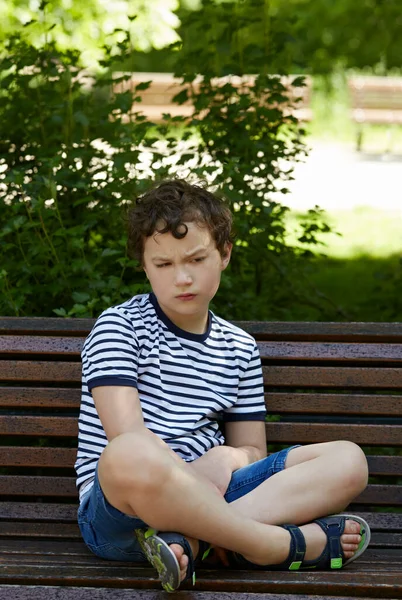 Samotny Chłopiec Siedzi Parku Marszu — Zdjęcie stockowe